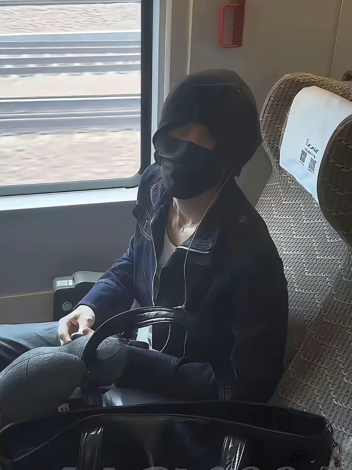 如果不是霸座谁知道还有这样一个明星艺人，这个艺人想出名而且是以不道德的方式来抄作
