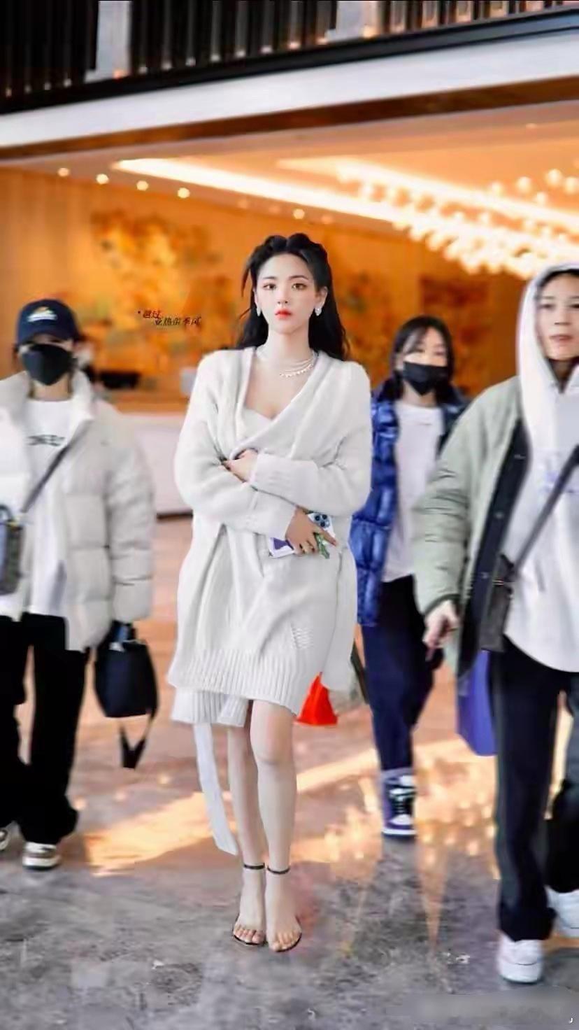 杨超越的脚火了！被赞“内娱最美脚丫”，镜头特写太绝了