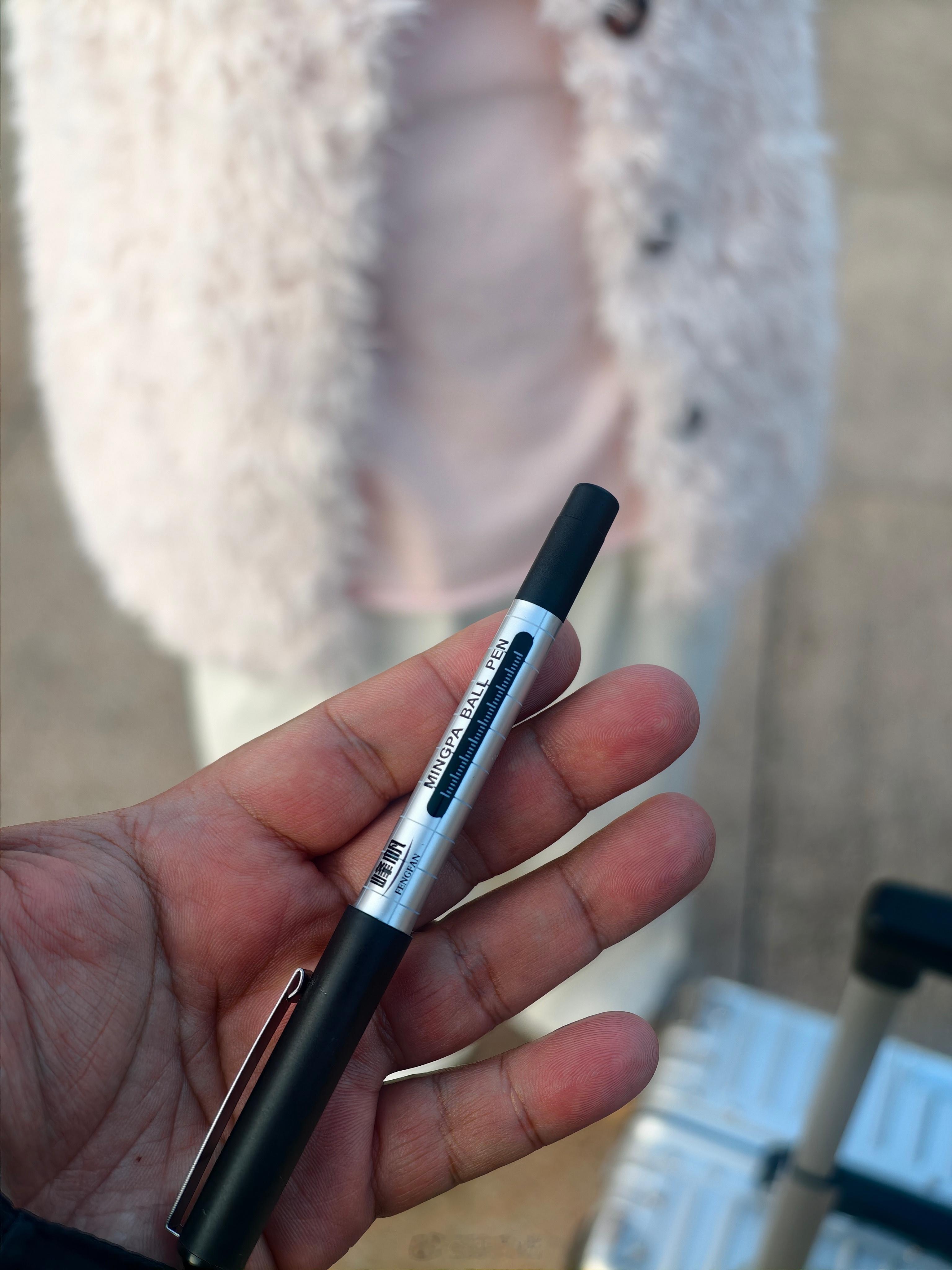 在贵阳北站广场上等朋友来接，低头看手机呢，突然走过来一对年轻人，非常非常热情的在