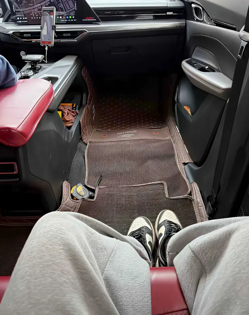 今天打了一辆网约车，上车之后被他的座位空间深深的给震撼了，从来没坐过这么大空间的