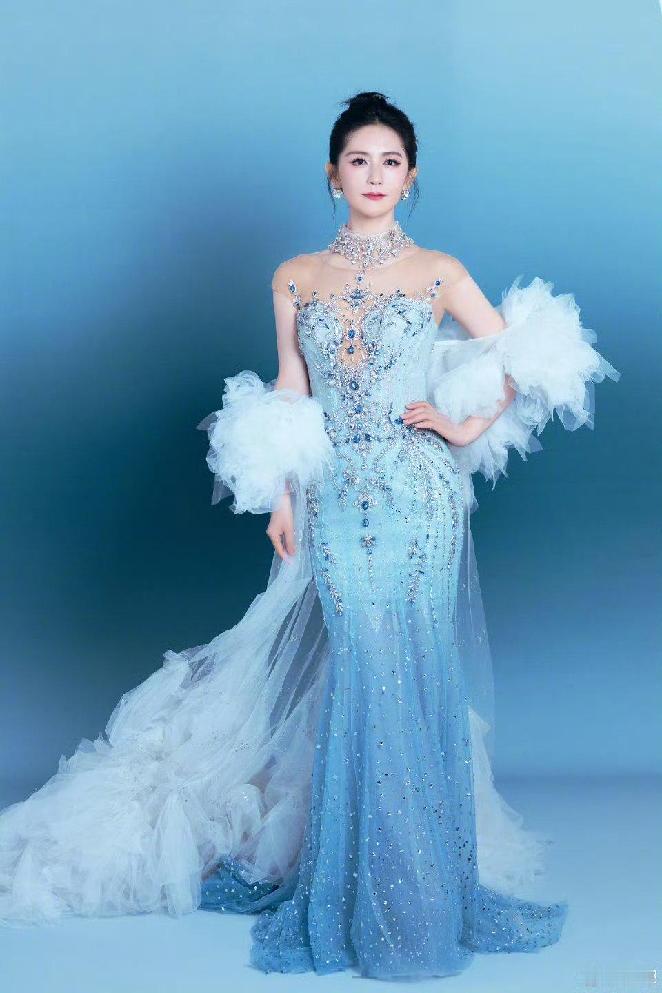 谢娜回应李小冉没法一起团建谢娜温柔回应真的好暖心，姐姐们之间的友情太好嗑了，期待