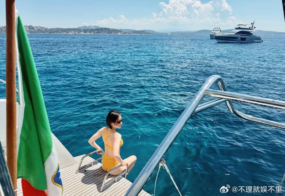 39岁王子文更新意大利旅行plog，并配文“一半蓝海，一半柠檬”。她晒出9张旅拍