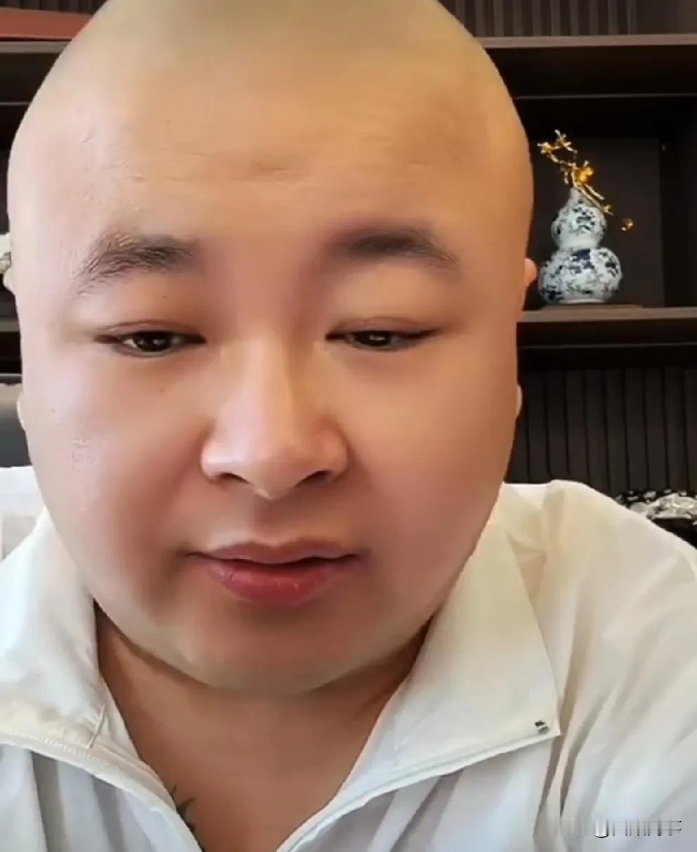老狗与“八卦粉”切割关系。老狗直言自己拥有的都是八卦粉