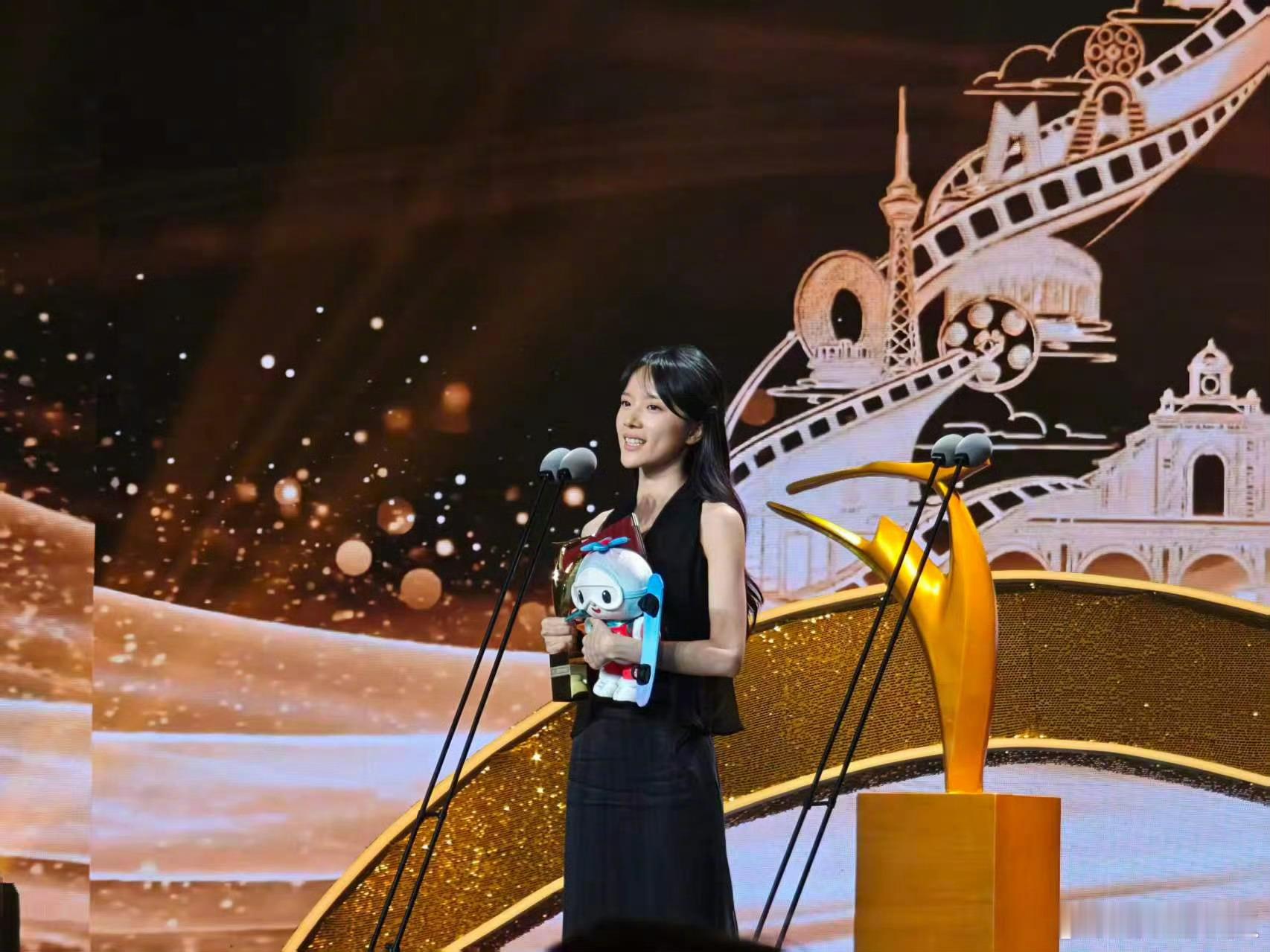 李思潼金鹿奖影后2026年8月28日，新人演员李思潼凭借电影《给阿嬷的情书》获