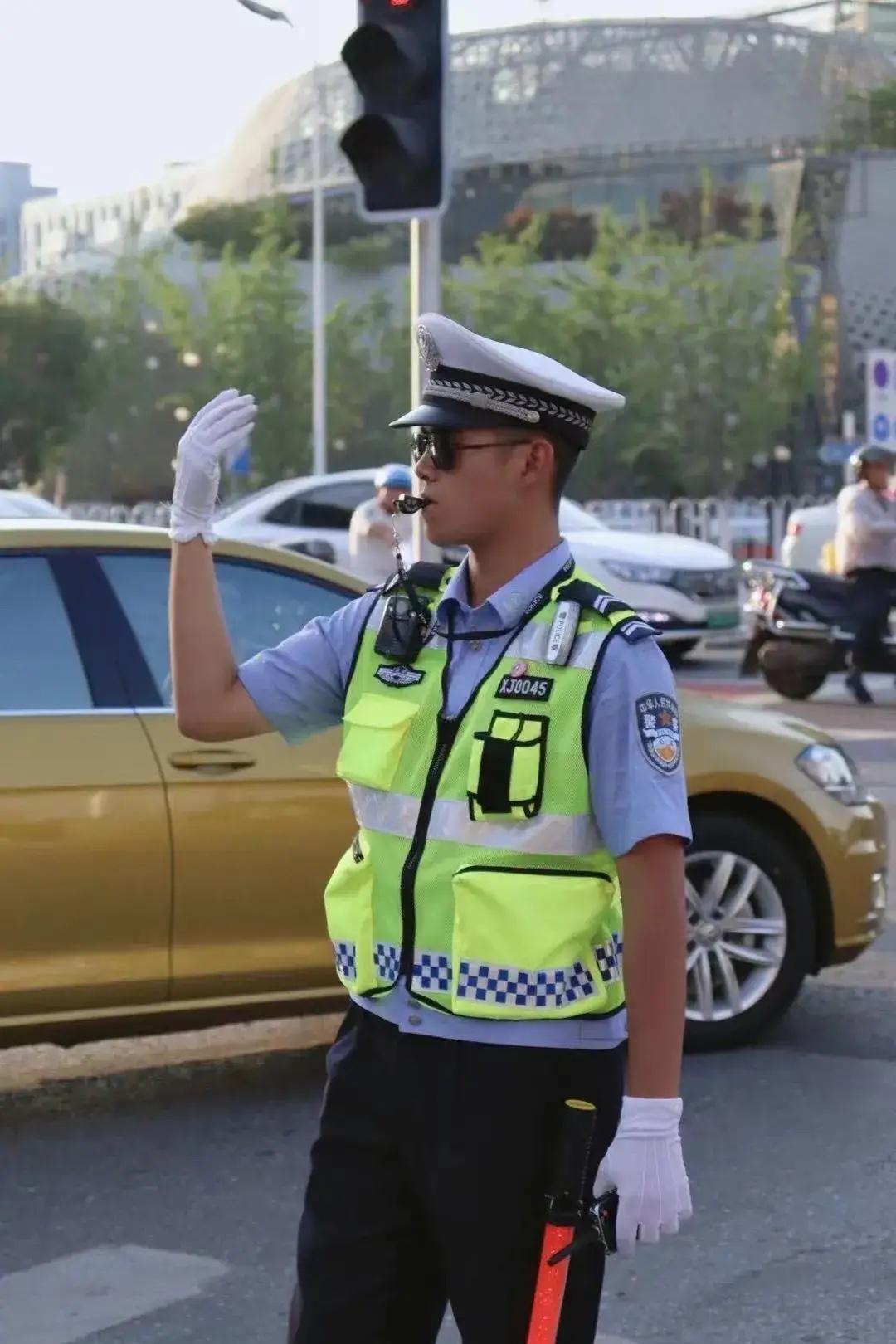 请问这个警衔是民警还是辅警