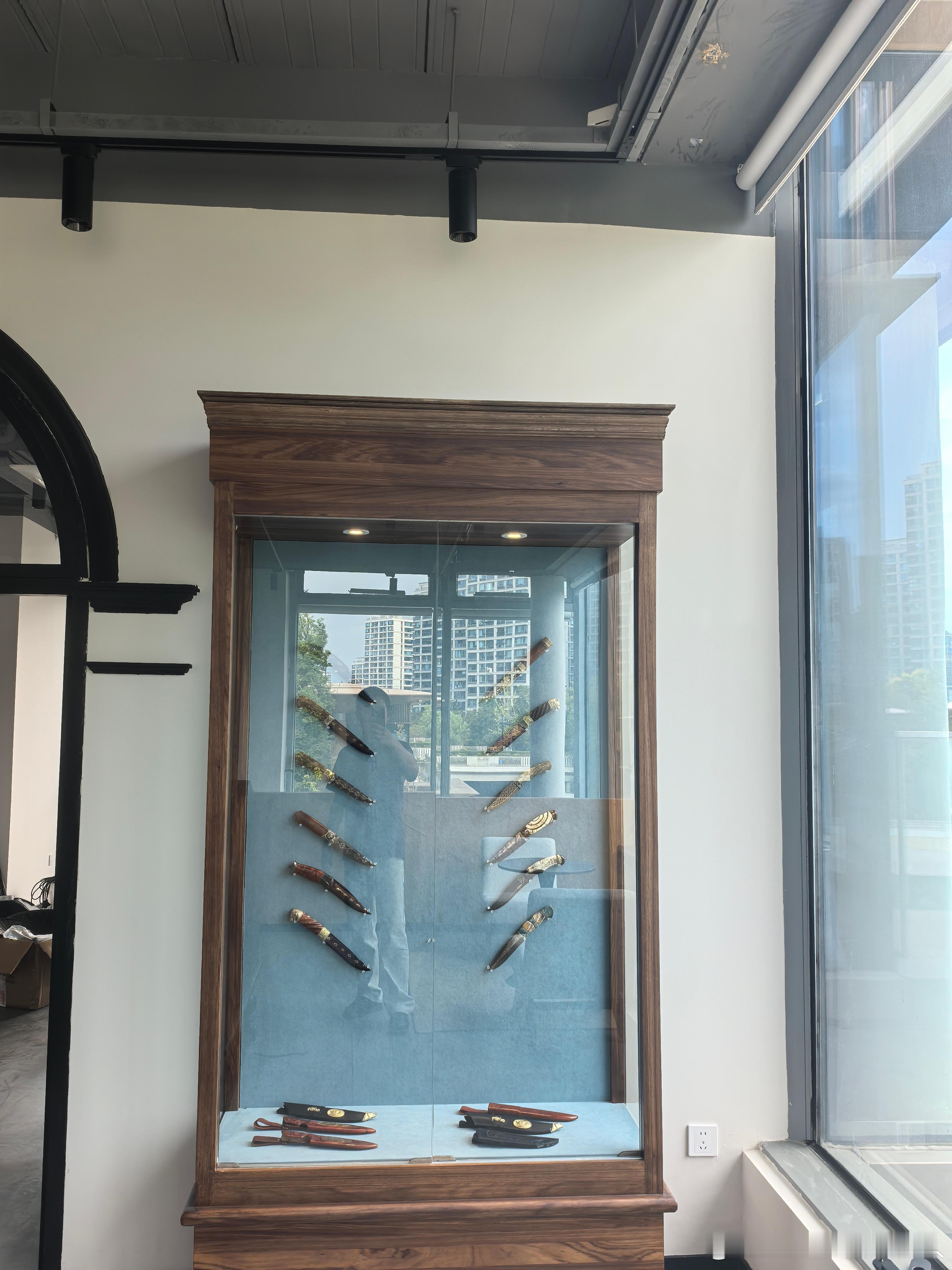 小哥今天在装展示柜别说，摆进入还是蛮好看的[doge]​​​