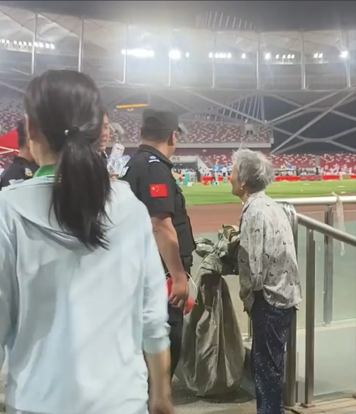 山东一大学毕业典礼会场外，一拾荒老人想进去捡瓶子，被安保拦下。老人无奈转身离开。