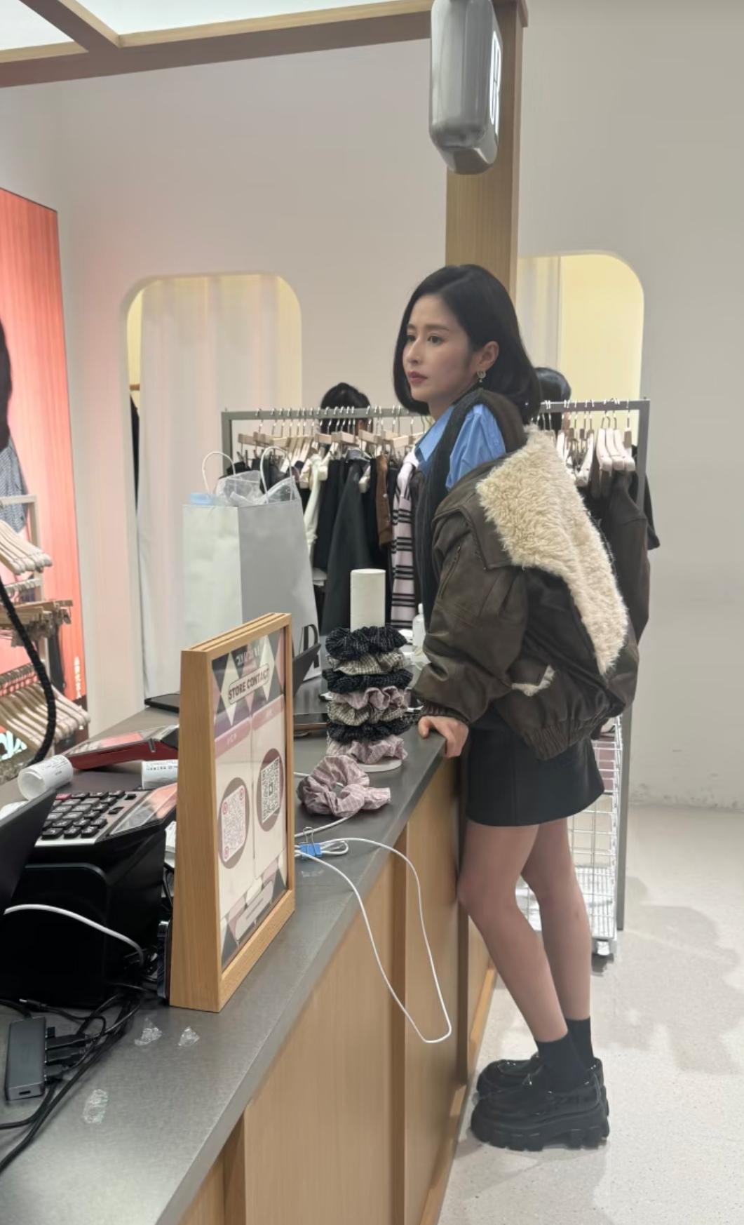 三里屯偶遇颖儿的穿搭杀疯了！黑色短裙+厚底靴衬得腿又长又直，叠穿的棕皮衣混着松弛