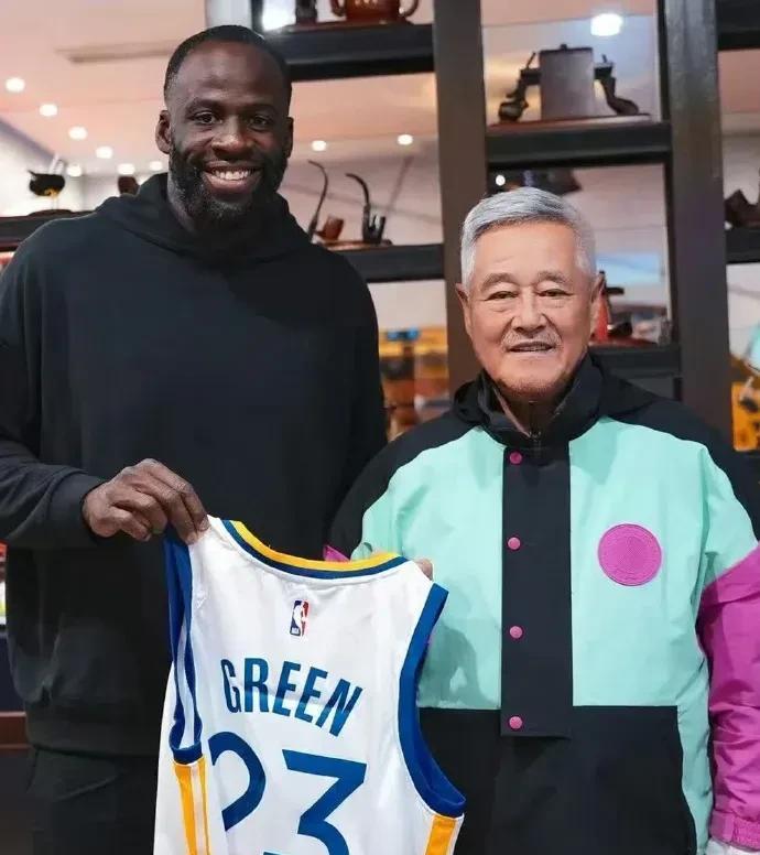 追梦格林应该知道赵本山的地位吧！近日，追梦格林来到沈阳参加活动，而赵本山也是亲
