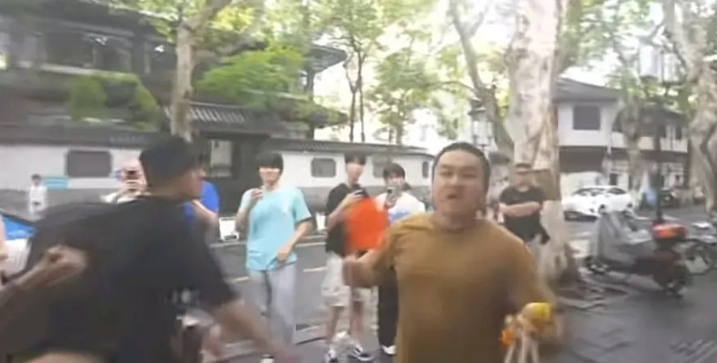 馆长杭州直播遇突发状况，男子堵到饭店门口骂他“台独狗”。昨天中午，台湾网红馆