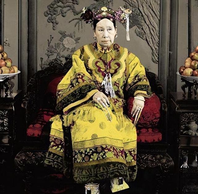 1901年，慈禧为讨好洋人，下令军机大臣赵舒翘自尽。早上8点，赵舒翘先后吞下黄金