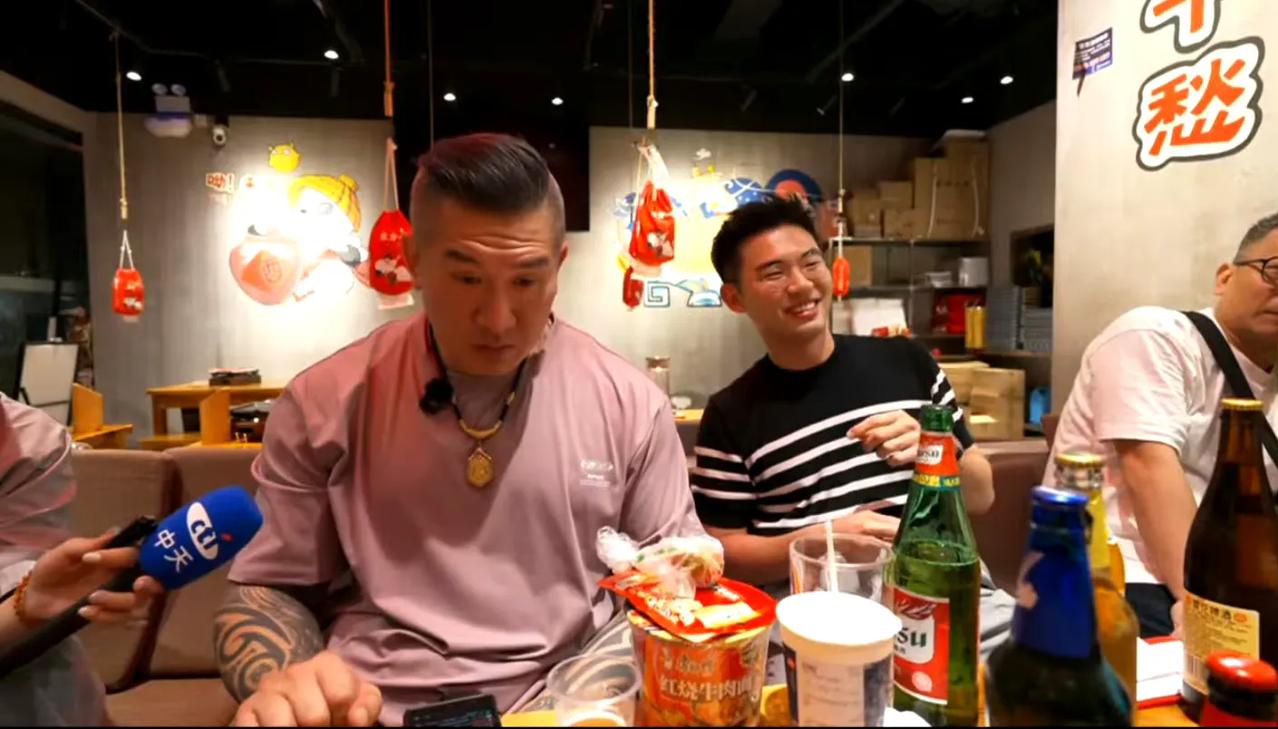 笑死，真给了泡面、榨菜、茶叶蛋的三件套！特意观察了一下，是统一方便面，不知是不