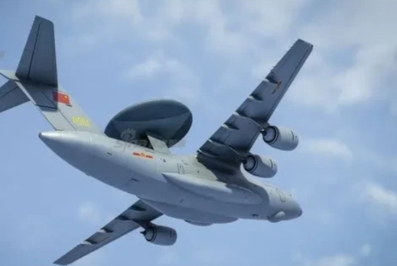中国的空警3000在试飞，先前美国军方取消购买预警机的计划要改用低轨道卫星，这又