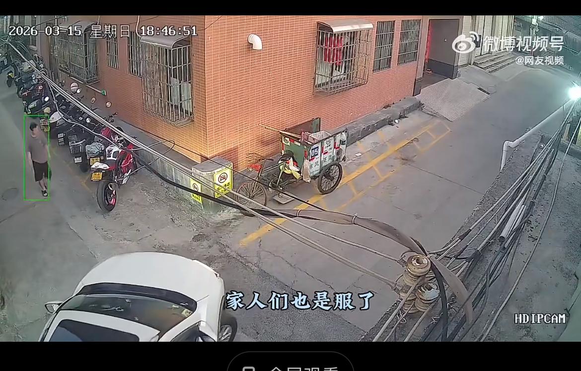 中山女司机为方便倒车，故意将路边的摩托车推倒，事后拒绝赔偿赔偿。3月15日