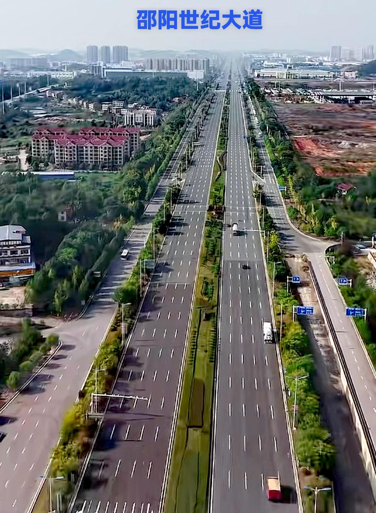 邵阳这条世纪大道修得还是可以，全长五千多米。宽度还行，对于邵阳这么一个地级市，适