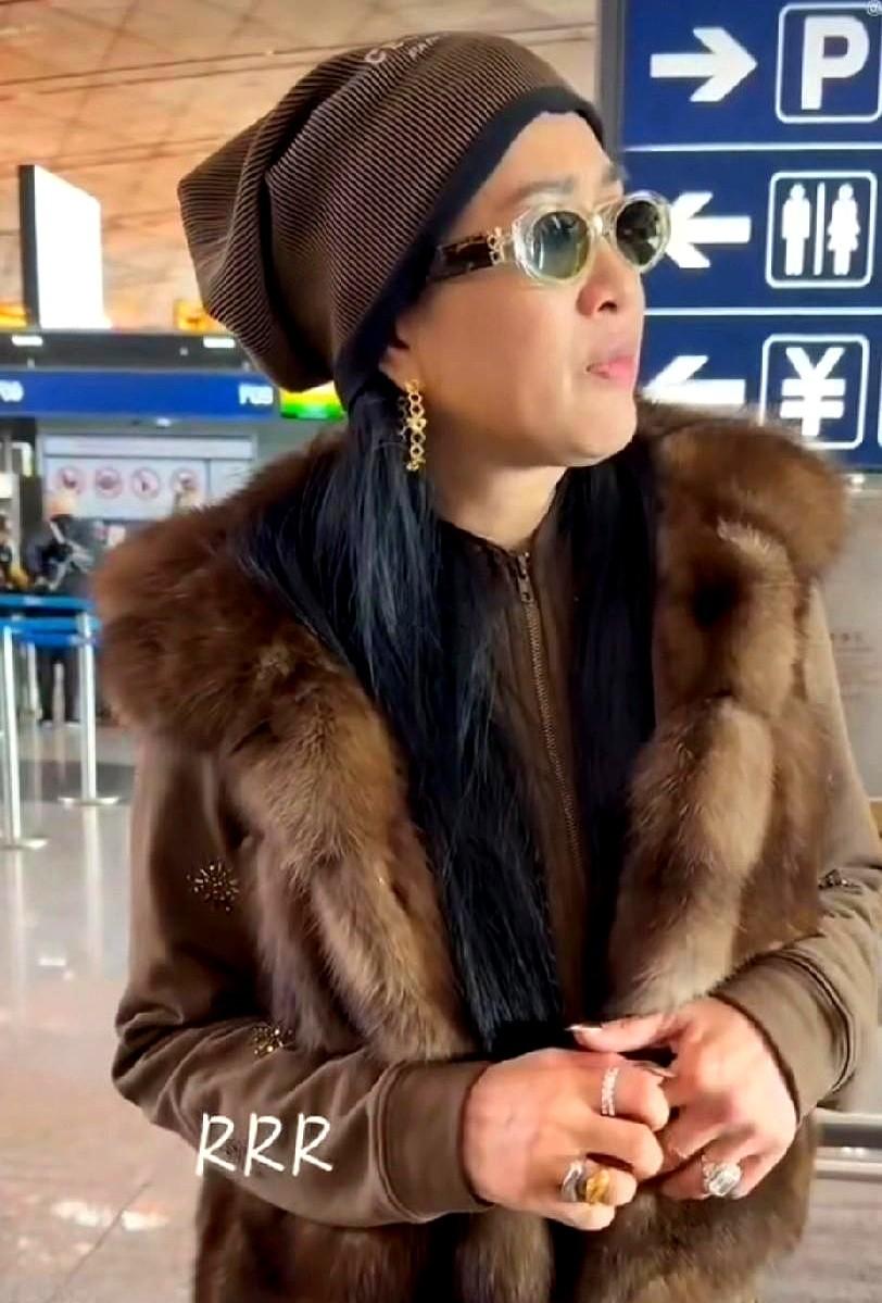 钟丽缇拒绝女儿出道，太懂娱乐圈了。她17岁的大女儿Jaden和15岁的考拉，