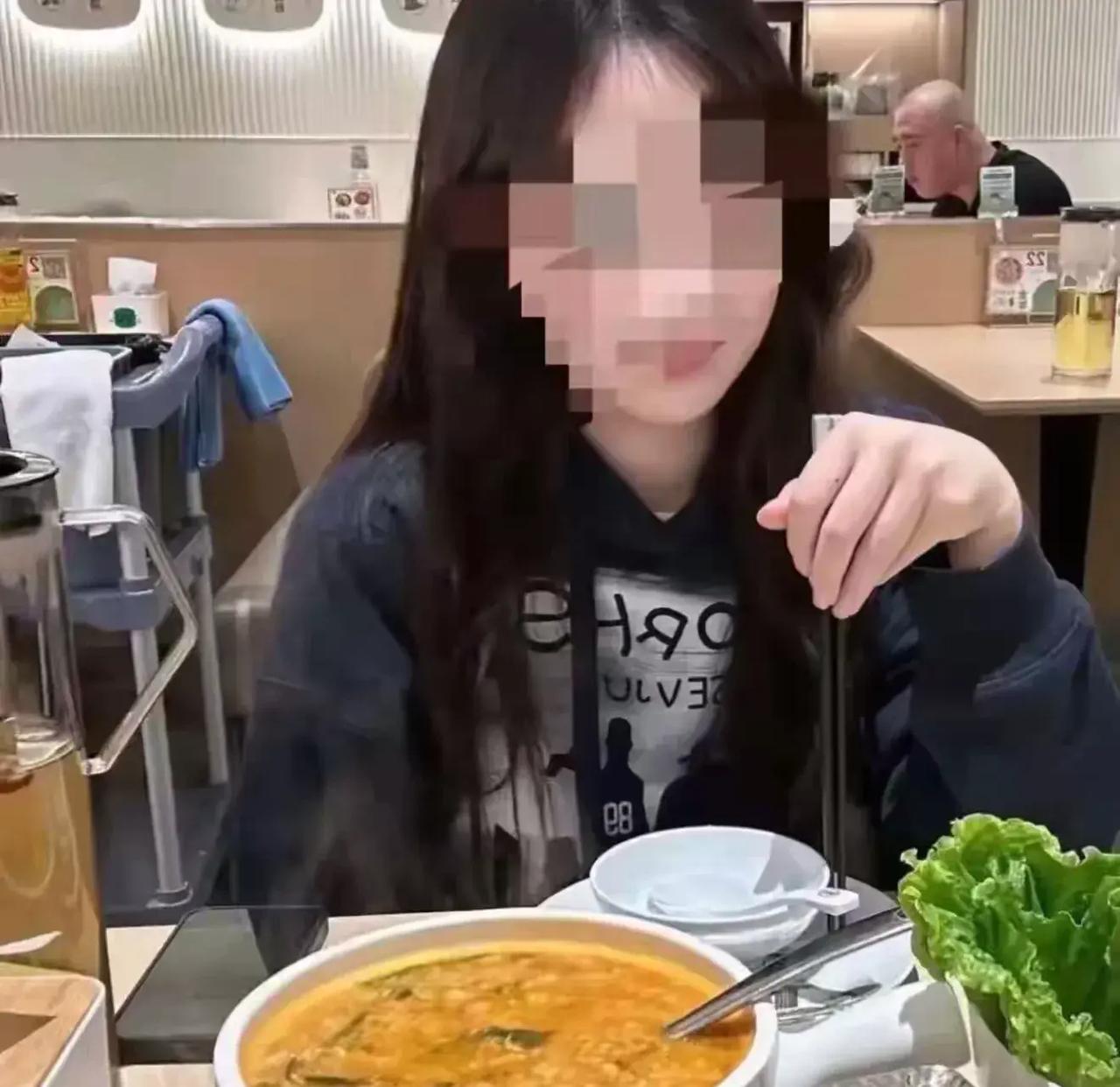 弟弟去相亲，结果两人都没瞧上对方，刚好到了饭点，弟弟客套了一句“要不吃个饭再走”