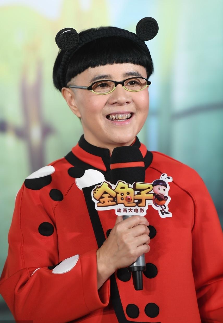 金龟子的蘑菇头留了几十年，如今60岁了，还是老发型，看久了，审美疲劳。她年轻的