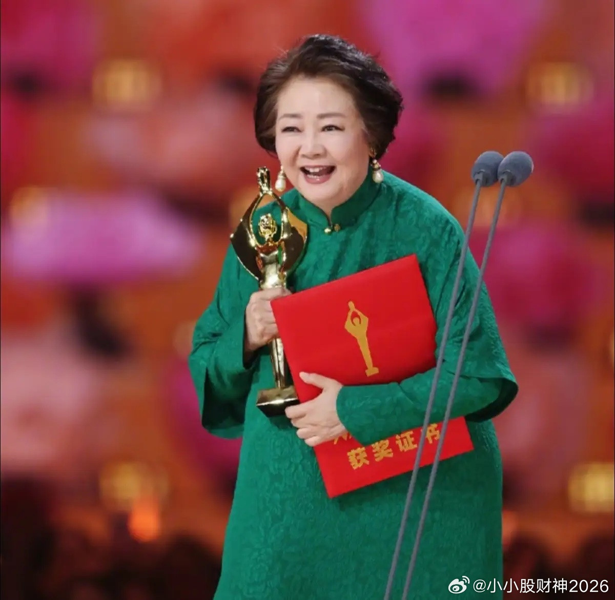 果然，姜还是老的辣！萨日娜老师获得百花奖最佳女配角，一段获奖感言，没想到她竟然还