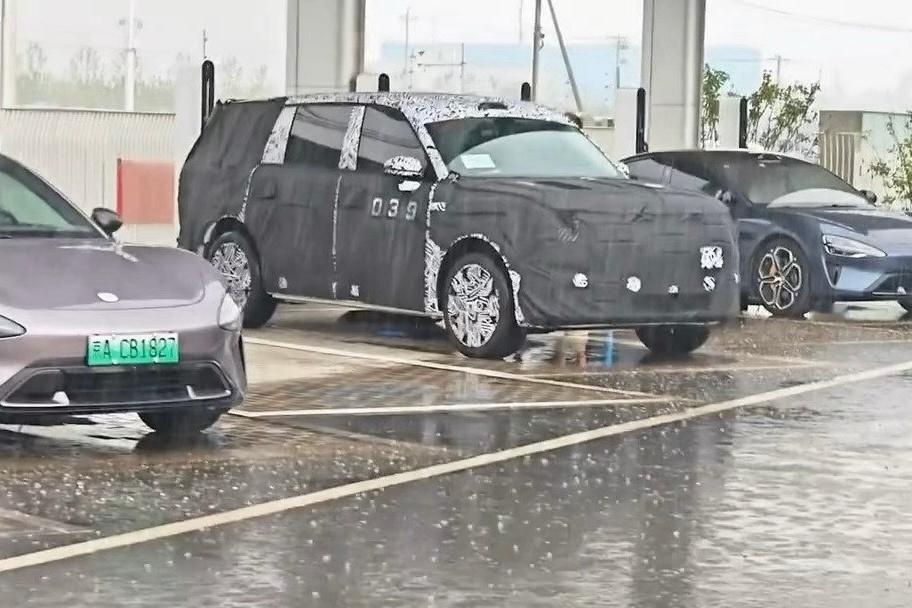 群里看到的、疑似小米N3谍照（具体出处不详）1、这是个全尺寸SUV，从伪装后的效
