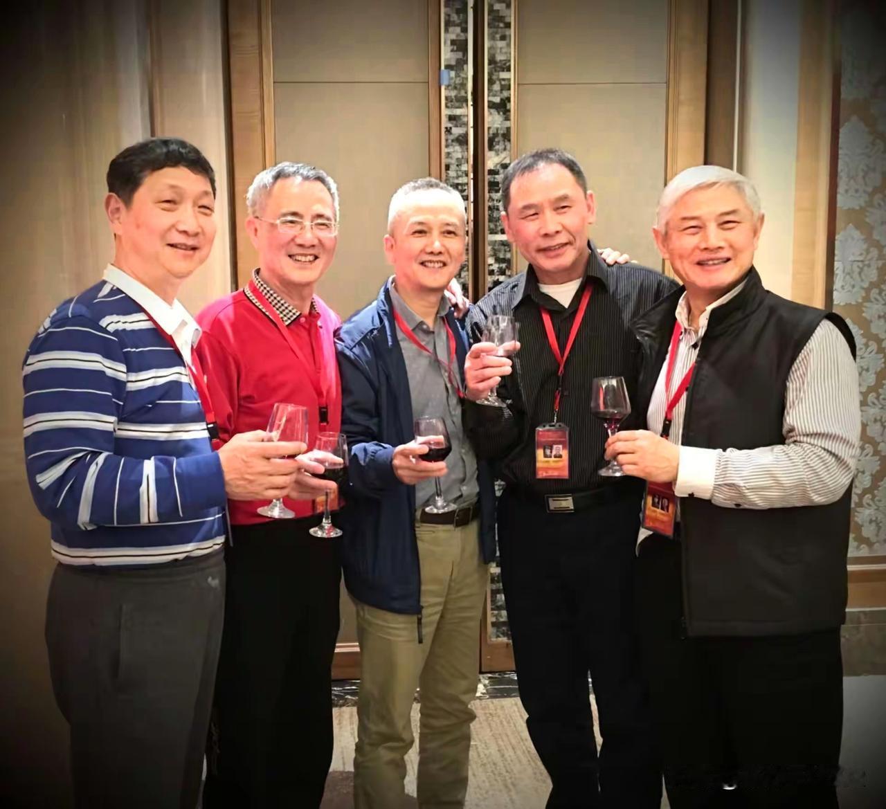 电梯里奇遇“兵家人”。1976年上海警备师宣传队解散后，我们几个跟