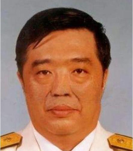 2001年，贺龙元帅之子贺鹏飞中将，突发心脏病猝然离世，葬礼上，85岁的母亲薛明