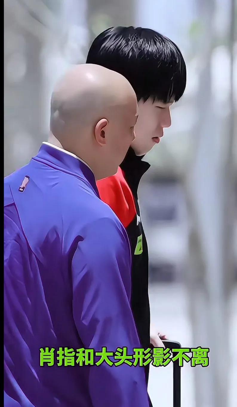 莎莎把手搭CoCo肩上的样子，像极了我和我爹有时候的相处方式！整整齐齐的四口之