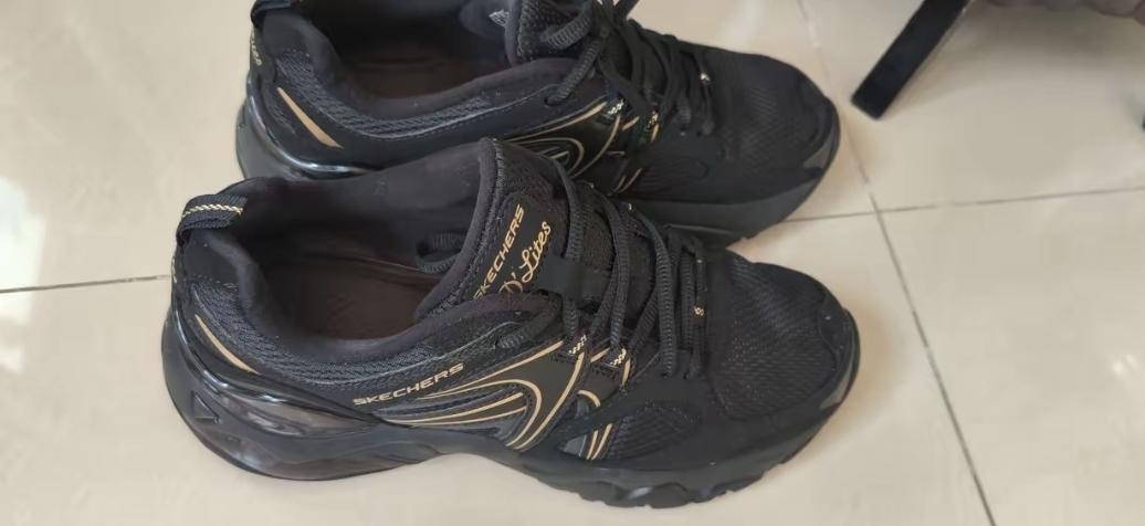 前两天去雇主家打扫,儿媳妇突然递给我一双黑皮鞋说没穿过几次。我以为是新买的,刷鞋