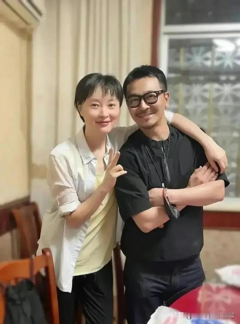 不知道大家发现没，吴越跟这个男人站在一起，两个人看上去还挺有夫妻相呢？看到吴