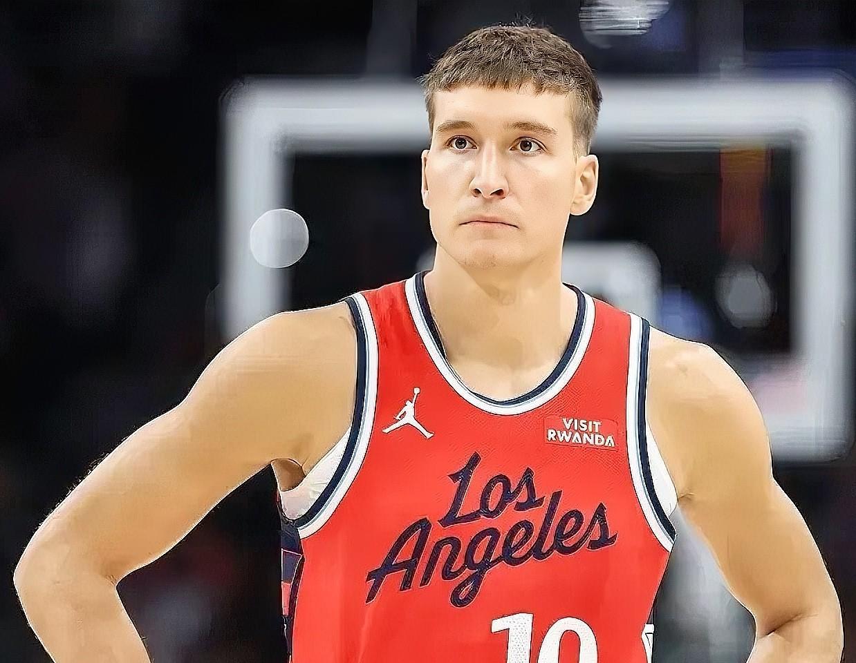 快船遭遇重创，球队神射手波格丹伤退！在今日开拓者对阵快船的比赛中，据船记Law