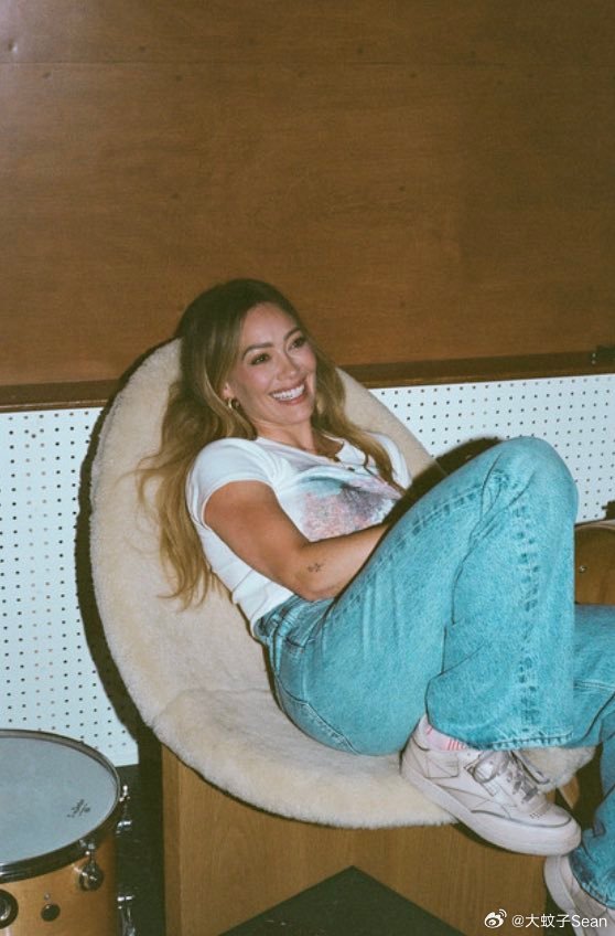 Hilaryduff希拉里达芙在Spotify更新了图片：回到录音棚，新歌应该
