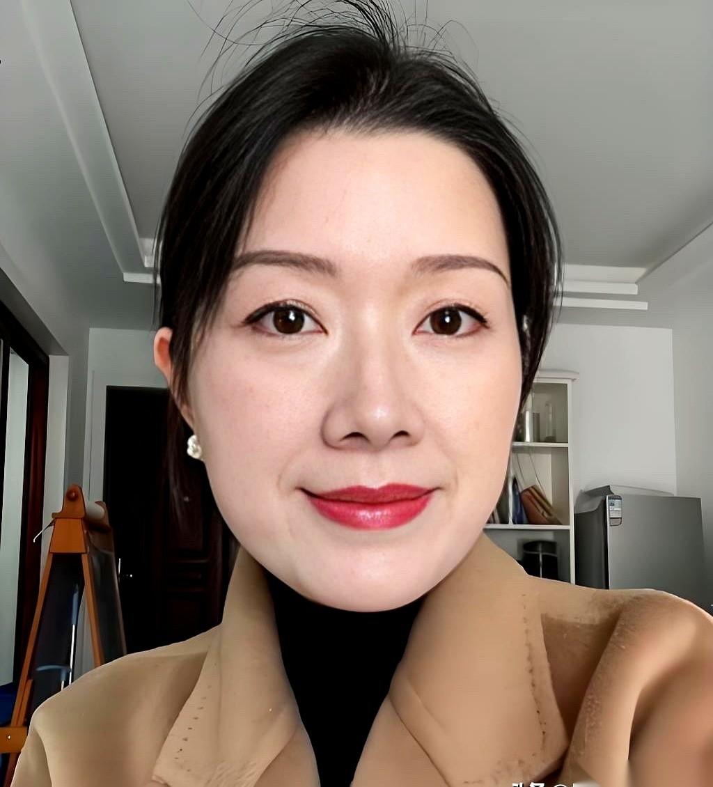 民政局台阶上的地砖被正午晒得发烫，我刚把那本暗红色的离婚证攥进掌心，我爸的电话就