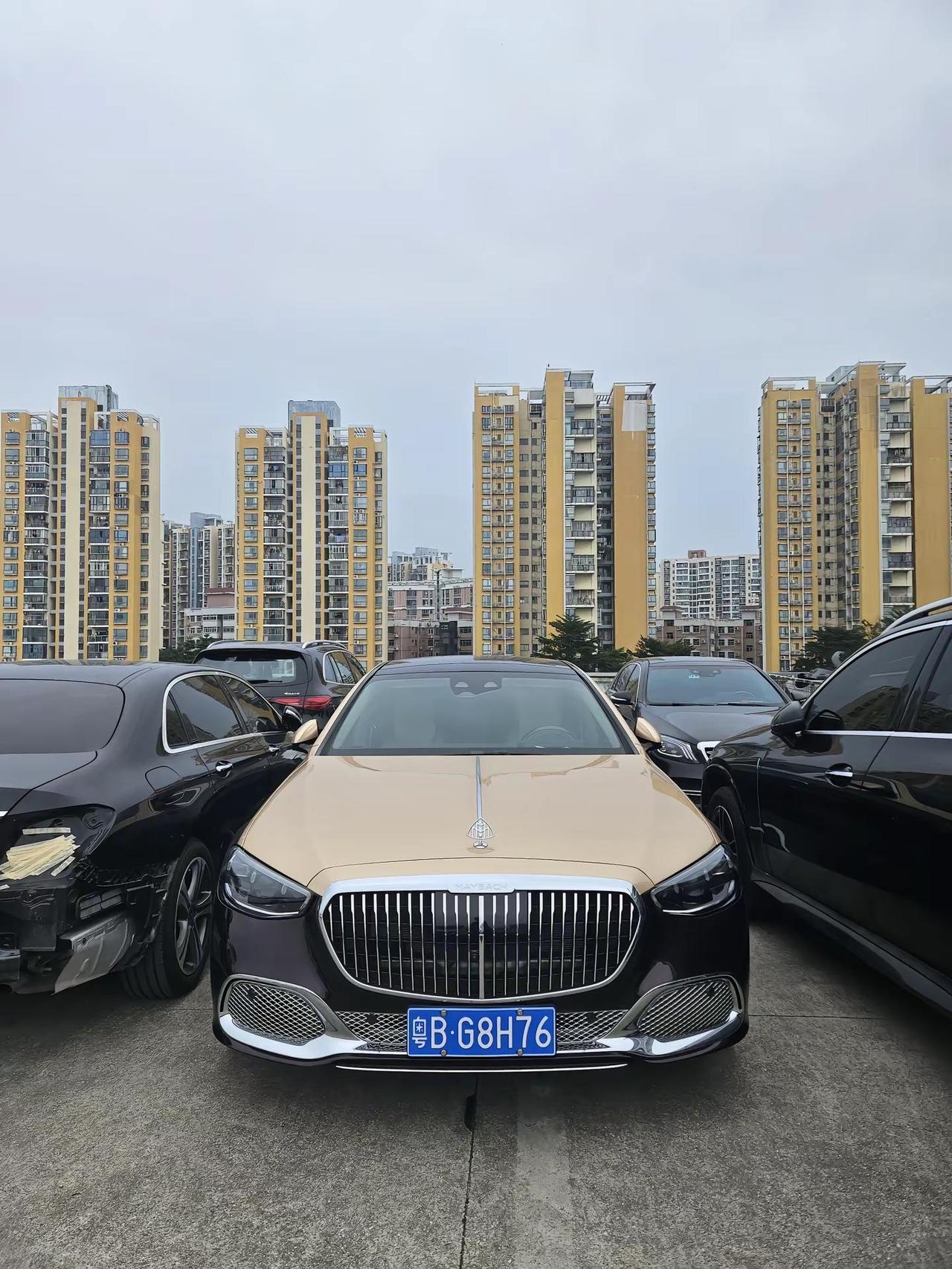 迈巴赫被公交车追尾迈巴赫车主后续，当时我在等红绿灯，公交车司机说他溜车撞了上来