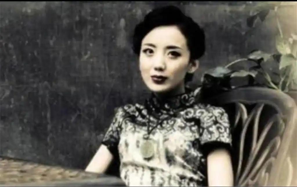 1925年，27岁露兰春伺候完57岁的黄金荣，便泛起恶心去洗手间干呕，擦完嘴巴，