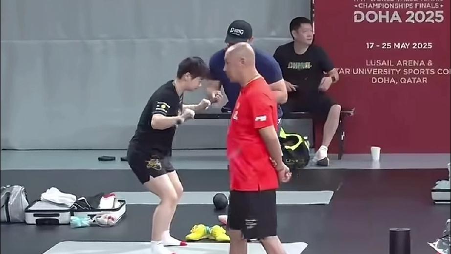 我有个疑问。看网上很多孙颖莎训练的视频，她的周围总是有很多人在为她服务，比如专