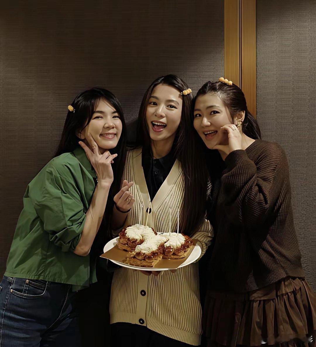 比张敬轩还要狂妄的人出现了，她就是前中国台湾著名女子组合SHE的成员Hebe田馥