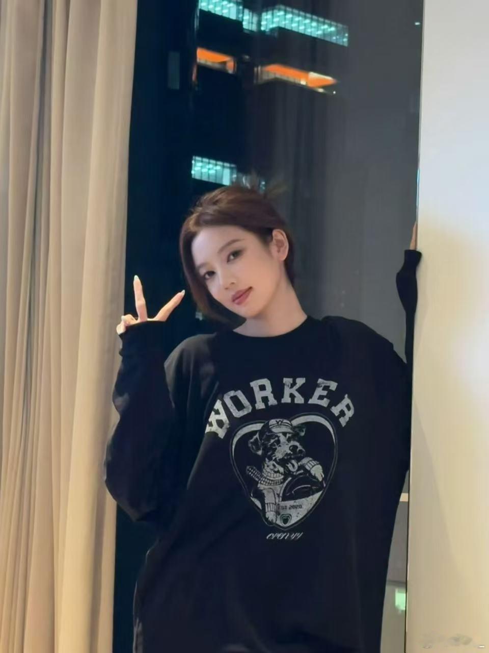 何瑞贤长发vs短发长发短发各有韵味，何瑞贤总能给人眼前一亮的惊喜！美女多多拍戏