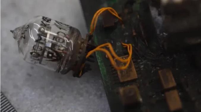 乌克兰媒体公布了榛树导弹的残骸，让西方惊愕的是，居然里面有大量的晶体管，看来传说