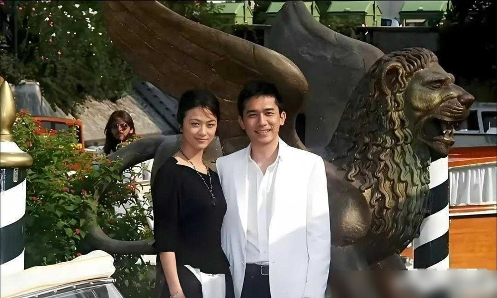 有人扒出梁朝伟汤唯那张实锤照，结果发现是胶布。2007年《色，戒》第37分钟，一个光影轮廓被截图疯传