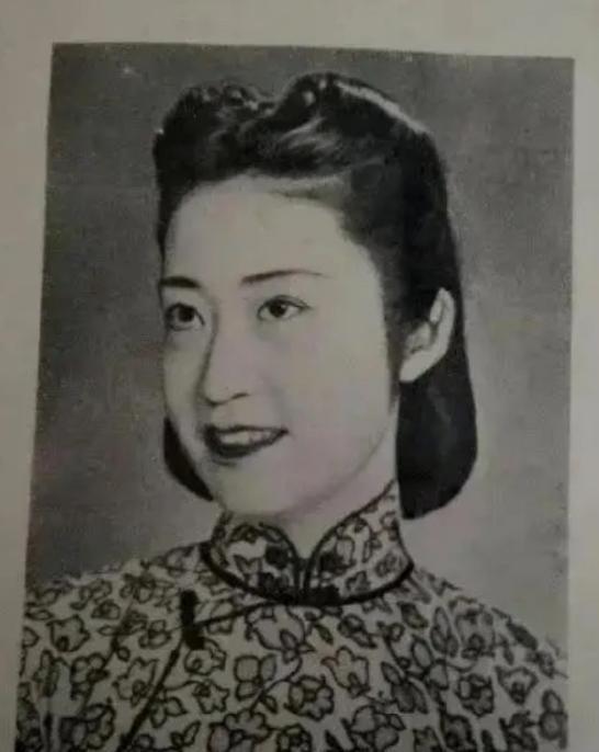 两个亲姑姑都是光绪皇帝的妃子，本人差点被选为末代皇帝溥仪的皇后——这身份放今天，