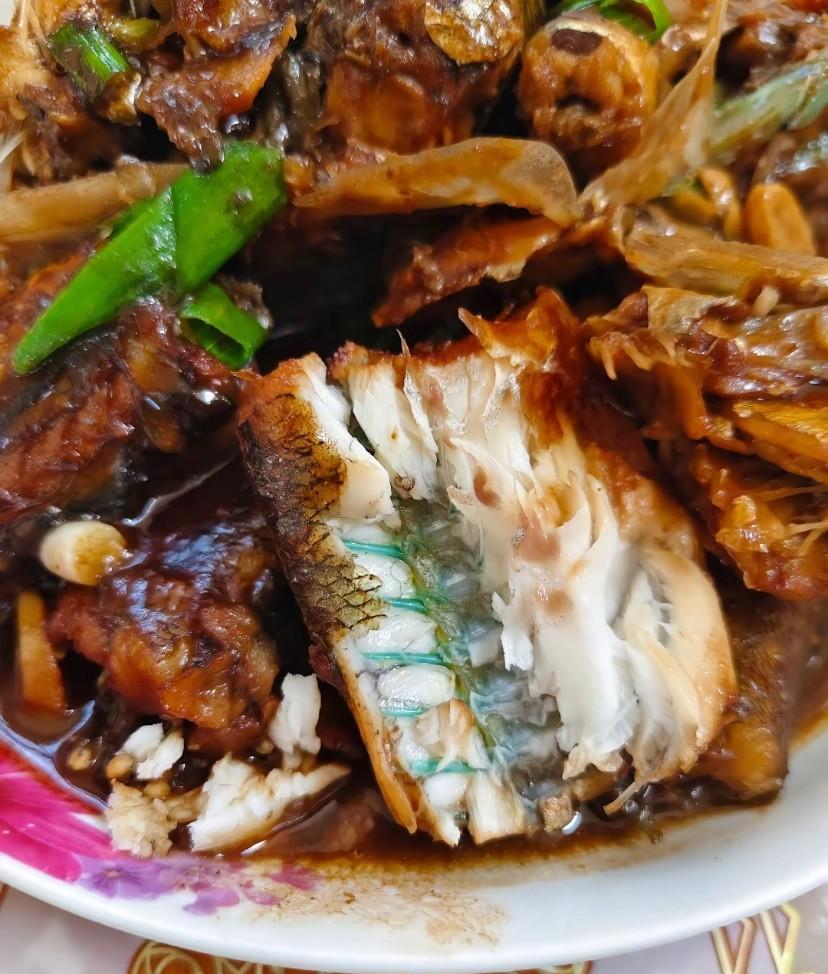 今天在青岛吃饭，点了一份红烧带鱼，吃了几口发现带鱼鱼刺是绿色的，第一次见带鱼鱼刺