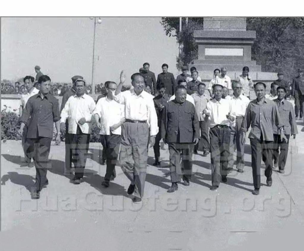 1978年，华国锋同志与纪登奎同志（前左三）在新疆维吾尔自治区委员会第一书记汪峰