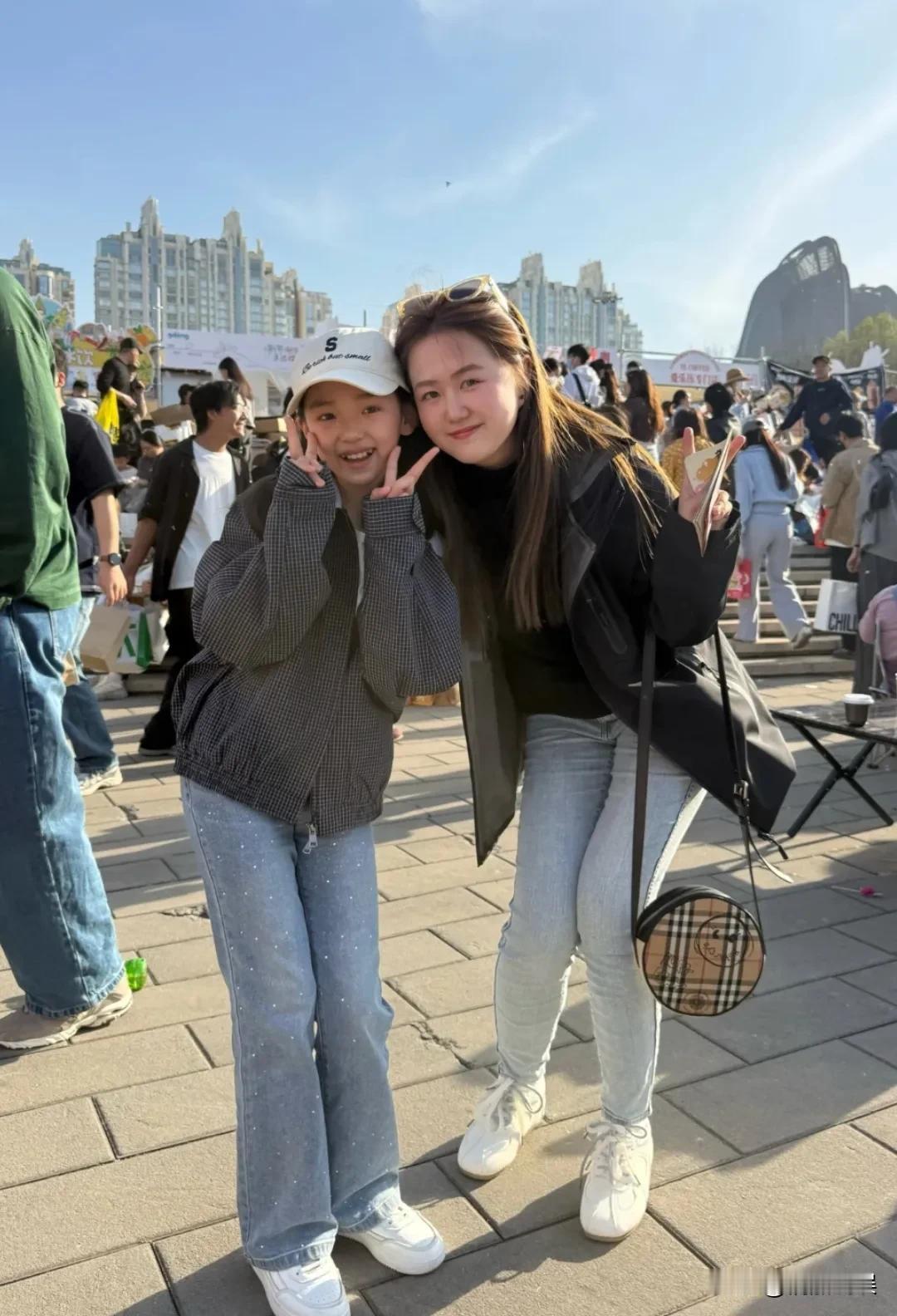 董璇到底是拜哪方的菩萨才生下小酒窝这么漂亮、大方的姑娘的，这姑娘被养的太好了。