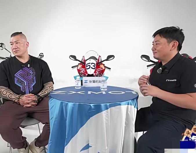 5月26日重庆，台湾网红陈之汉到访张雪机车工厂。张雪全程陪同参观生产线与爆款车型