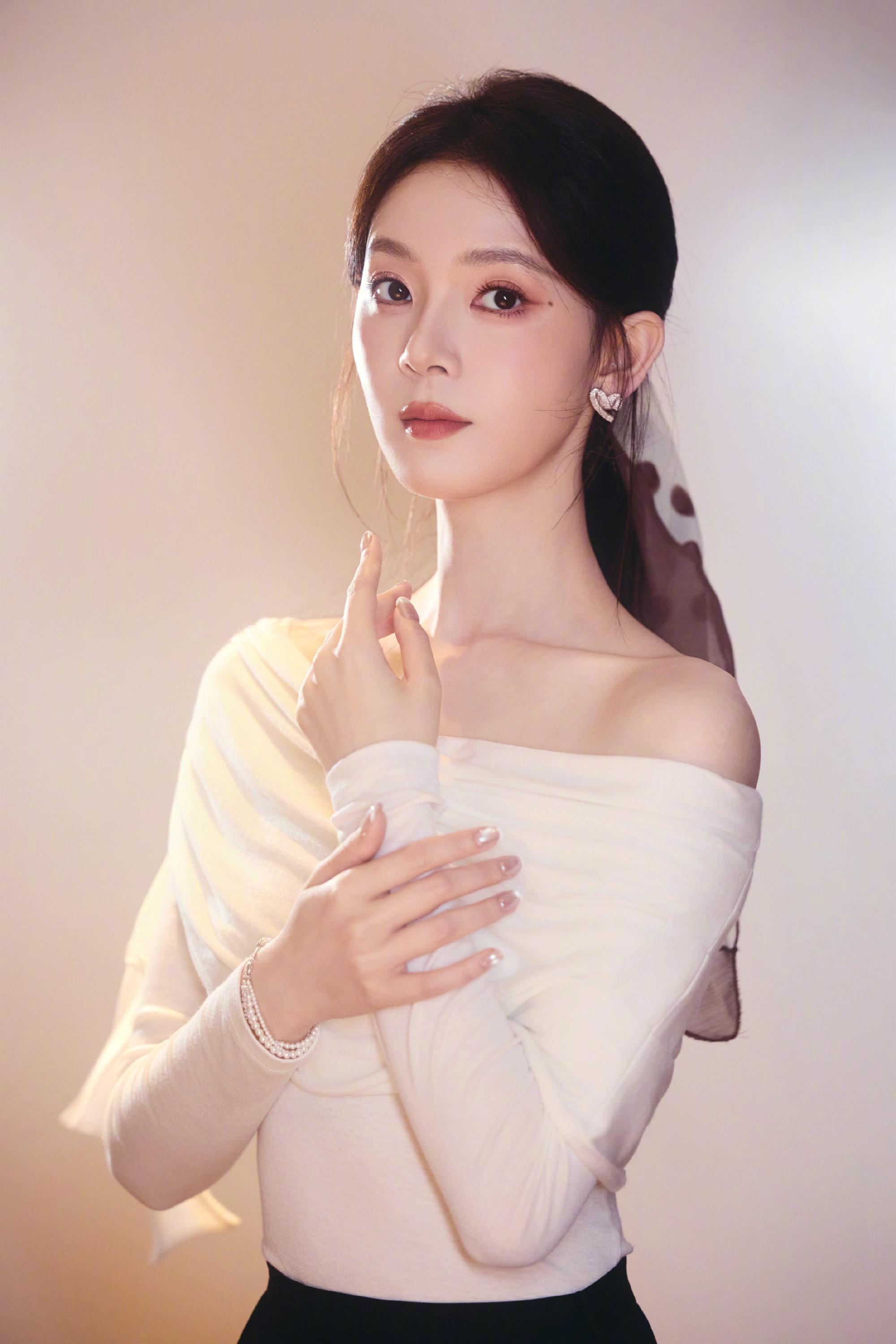 张予曦陈瑶牵手张予曦陈瑶牵手同框太绝，颜值气质双双在线，同框画面赏心悦目，两位美