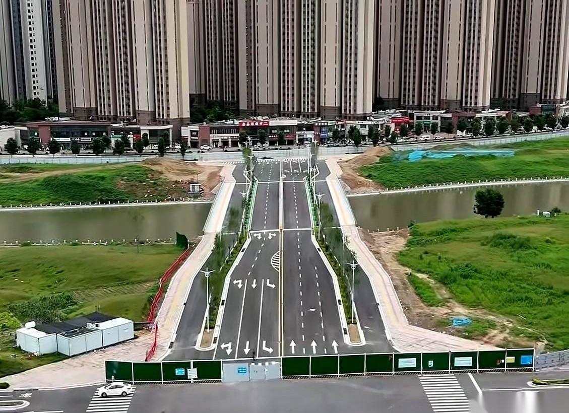 郑州高新区那座木槿路大桥，路都画好了，灯都亮了，就是不让你过。崭新的沥青泛着油