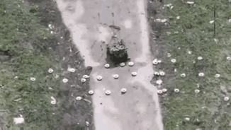 俄军“扫地”机器人清除反坦克地雷，为进攻部队开辟前进道路，智能化、无人化是战争发