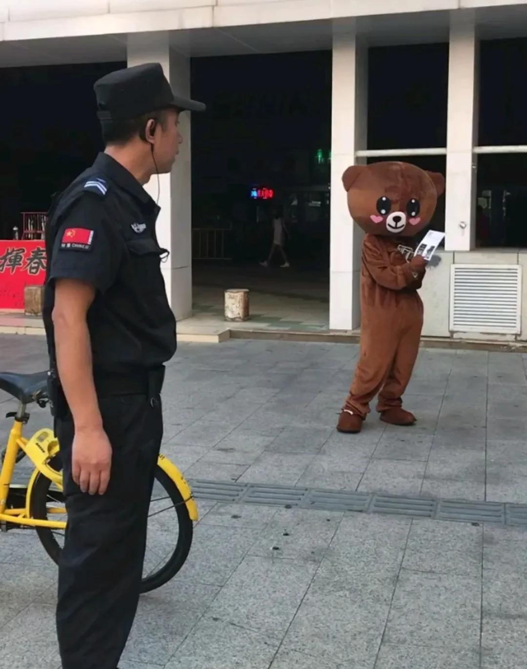 #那些看不起保安的人什么心态#看不起保安工作中人大部分是没有干过保安工作的。他