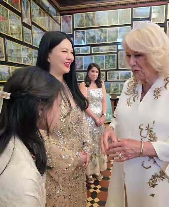 图一，2025年李湘带女儿参加英国王室聚会，拜见卡米拉王后，图二，1986年，