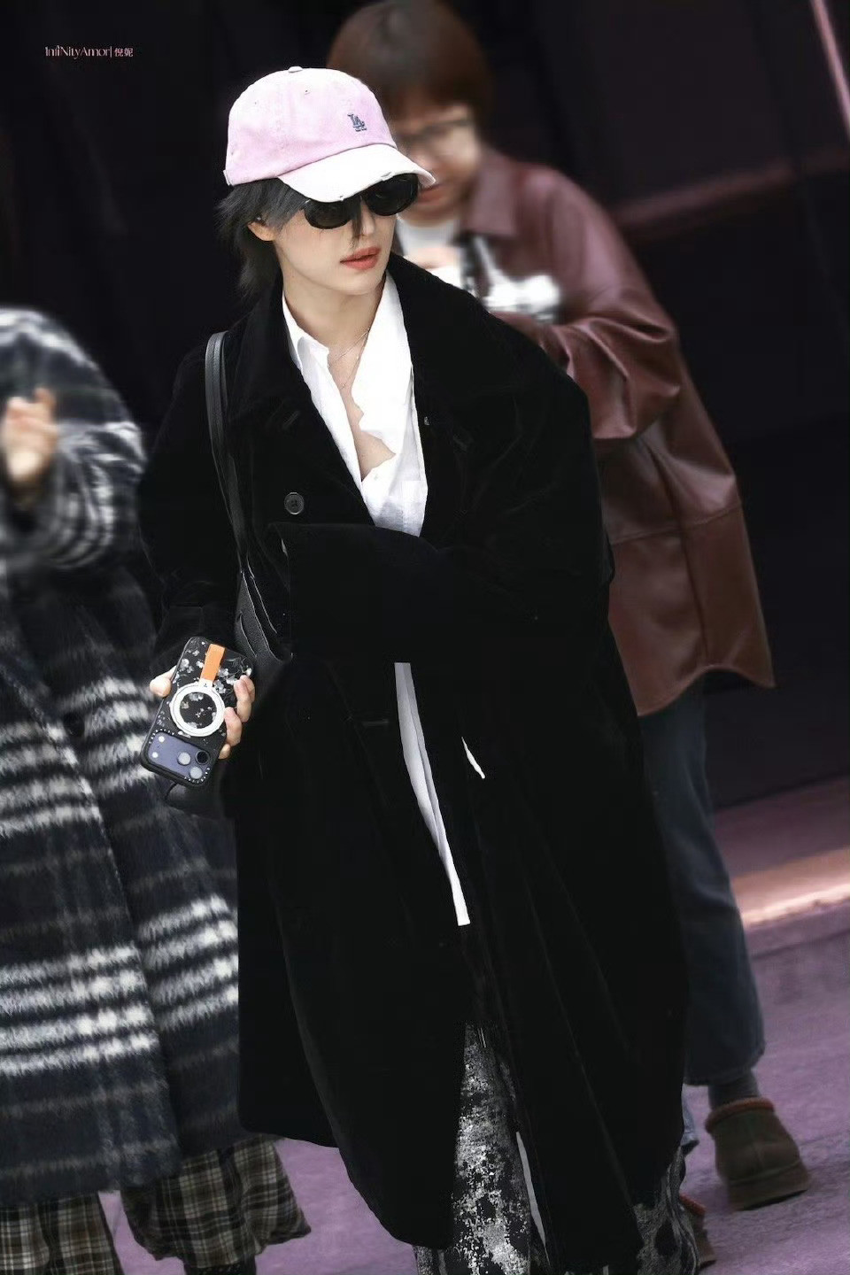 倪妮为新戏剪了短发倪妮为了新戏直接剪了超短发，在《你好星期六》里还说新戏要打拳，